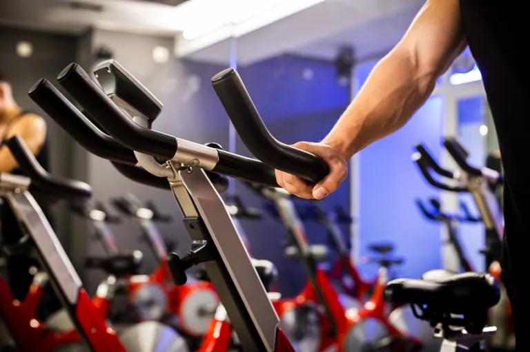 Veja a melhor bicicleta ergométrica para treino em academia